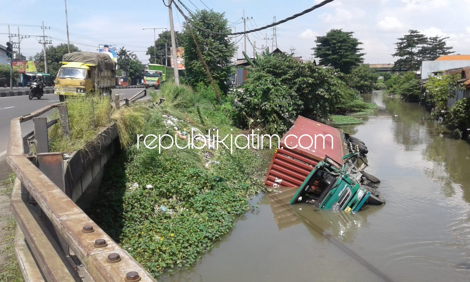 Sopir Ngantuk Truk Trailer Terjun ke Sungai, Evakuasi Butuh 2 Alat Berat