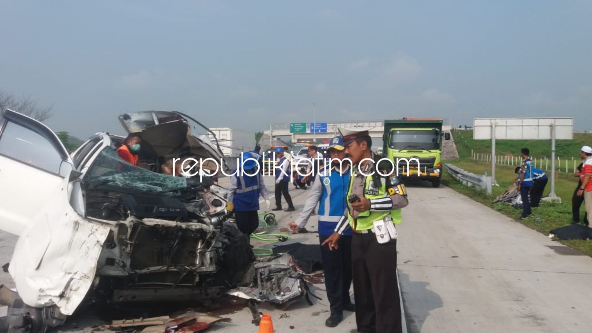 Fortuner Tabrak Truk di Tol Madiun - Nganjuk, Sekeluarga 3 Tewas 3 Terluka