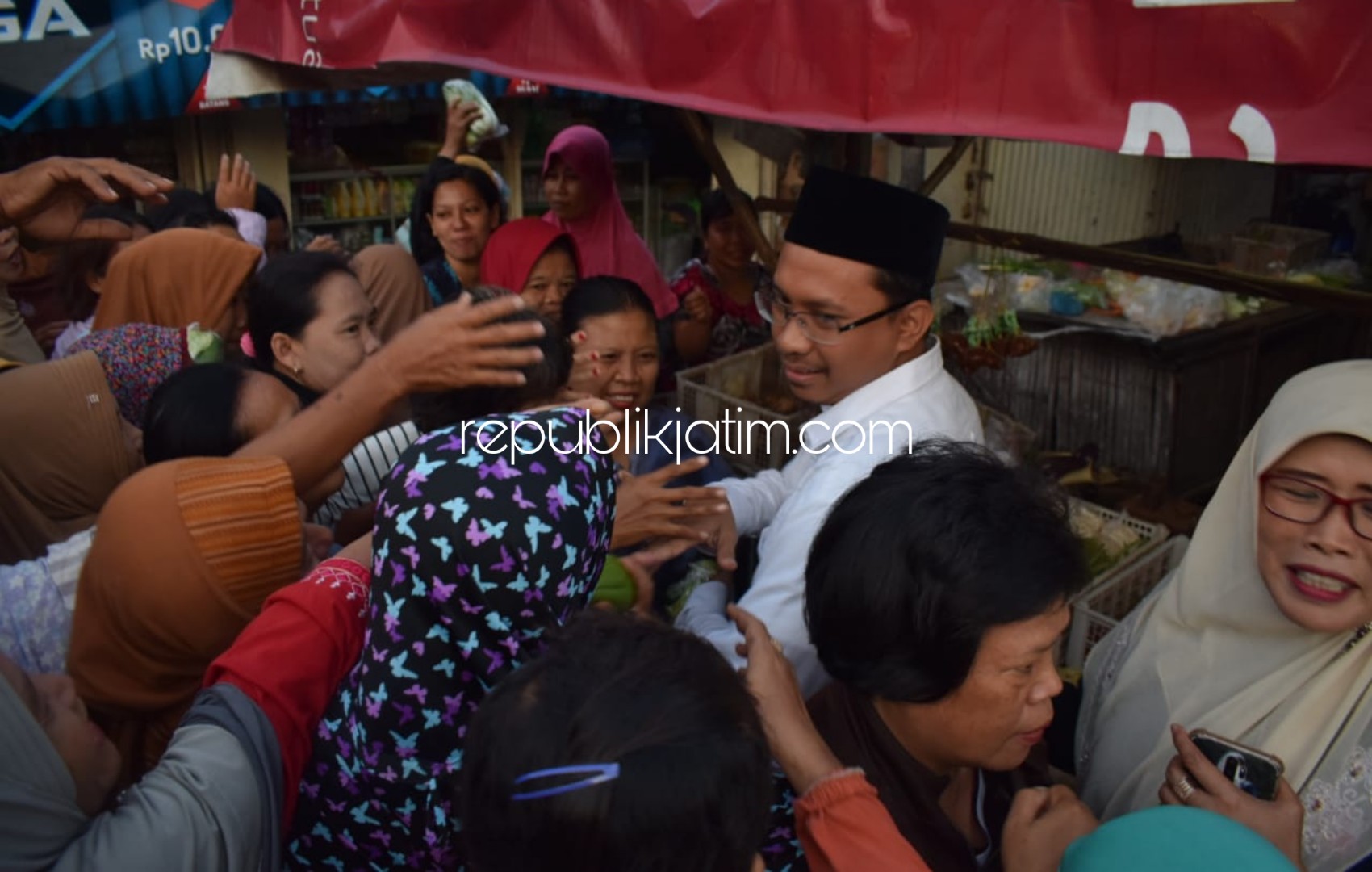 Gus Muhdlor Disambut Antusias Warga Saat Sobo Pasar Surungan Balongbendo