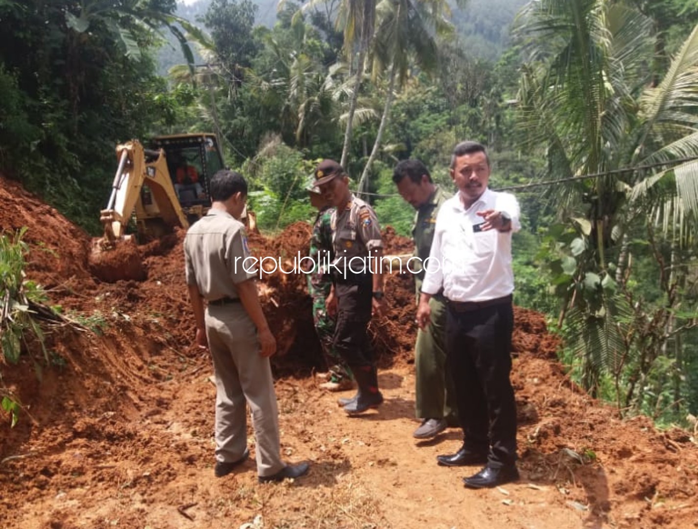 Longsor Timbun Jalan Antar Dusun di  Ngrayun Ponorogo