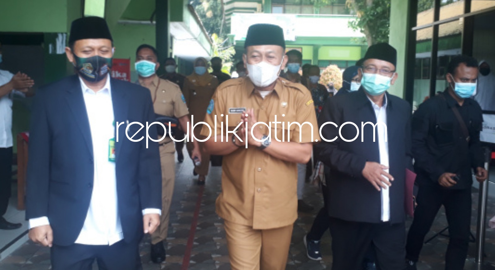 Kunjungi MTsN 2 Ponorogo, Sugiri Tolak Dikalungi Untaian Bunga