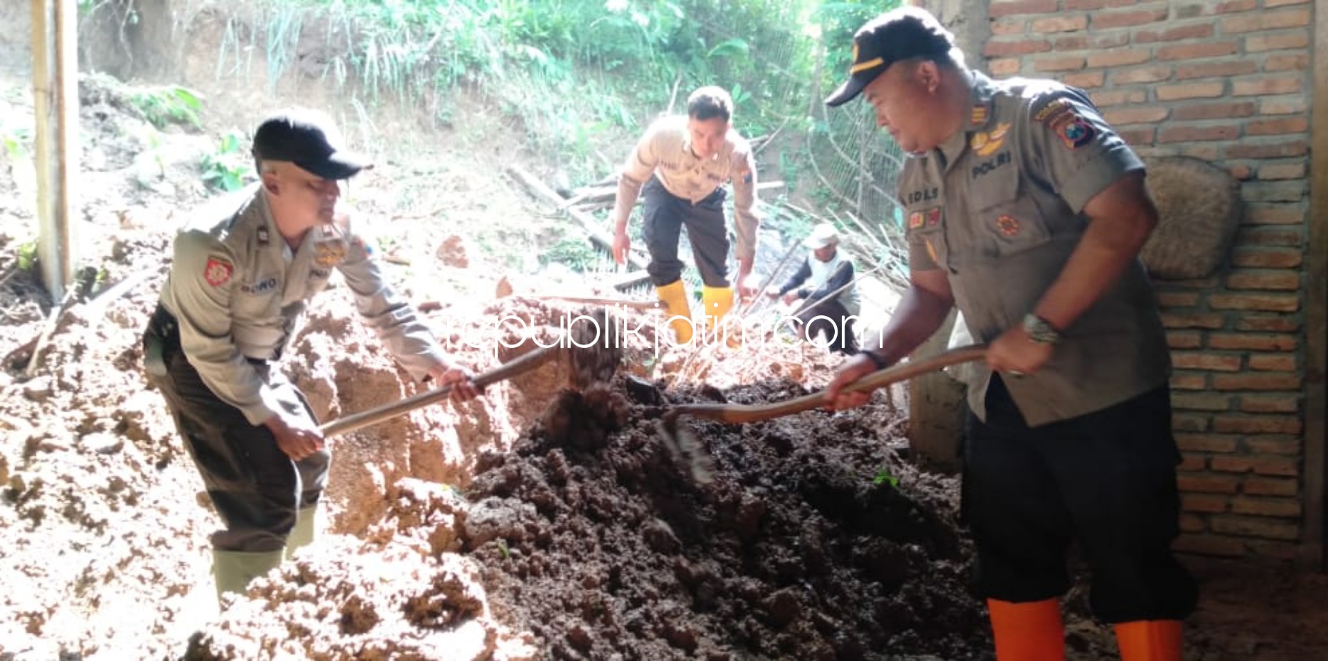 Rumah Warga Sawoo Ponorogo Jebol Tertimbun Longsor