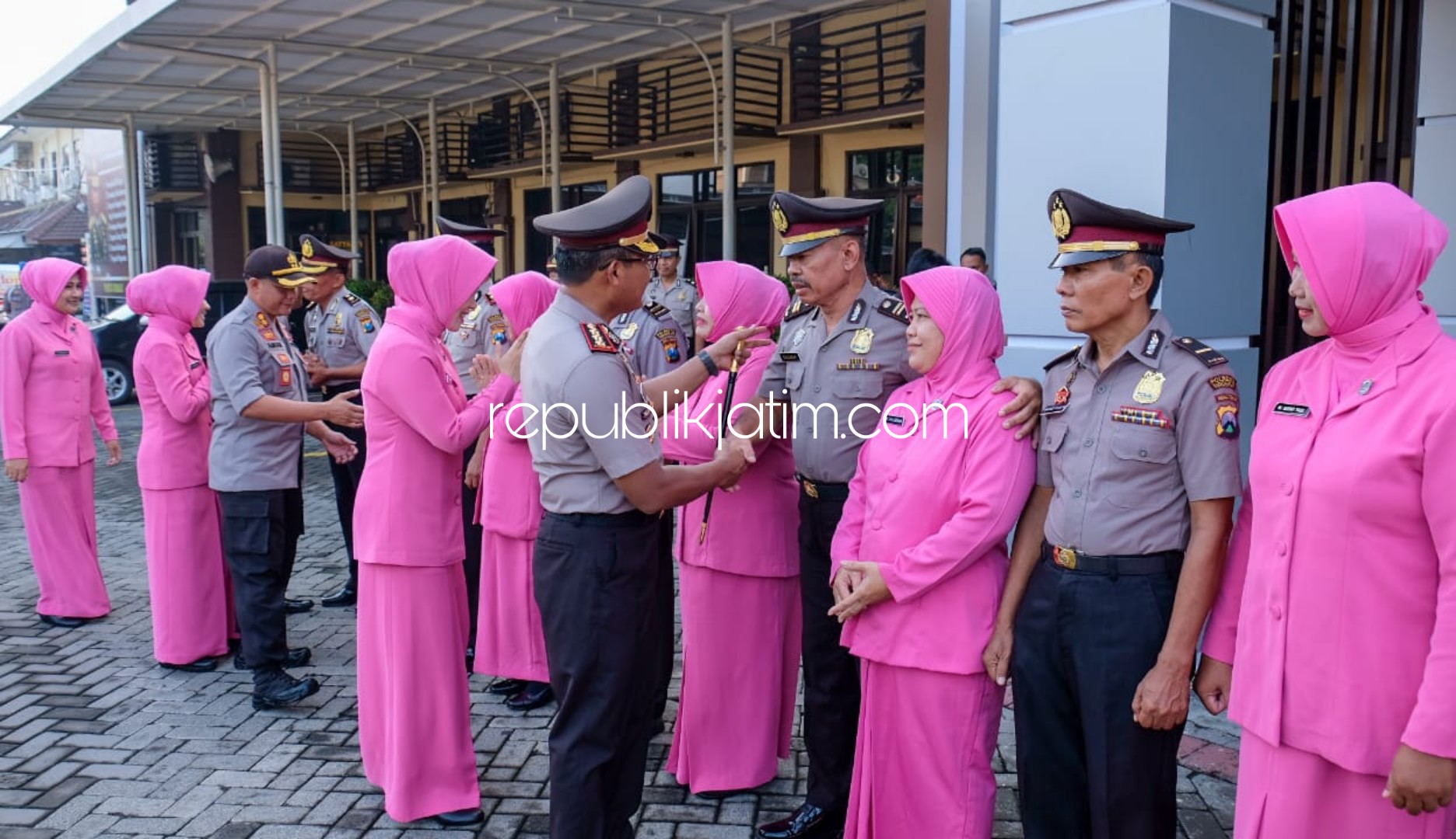 Delapan Anggota Polresta Sidoarjo Dapat Kenaikan Pangkat Pengabdian