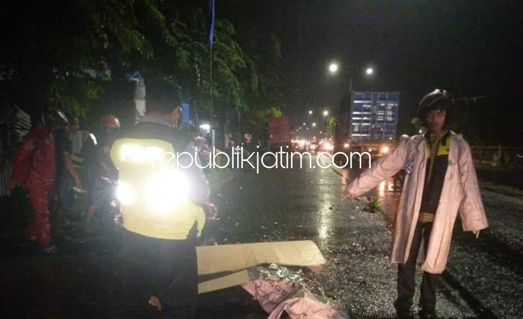 Motor Naik ke Aspal, Warga Taman Tewas Terlindas Truk Trailer