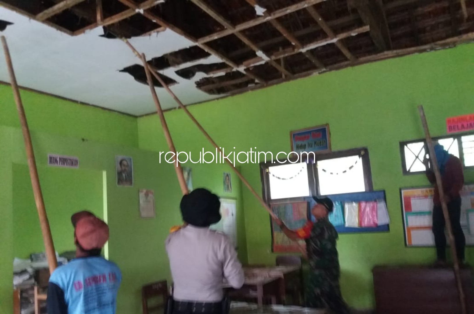 TNI Polri Dan SDN 03 Pelem Ponorogo Bongkar Plafon Yang Bahayakan Siswa