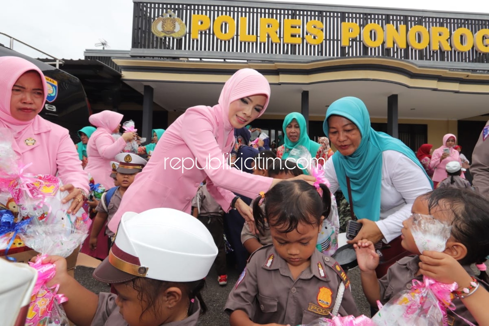 Bersama Ketua Bhayangkari, Ratusan Anak TK Ponorogo Diajari Cara Gosok Gigi