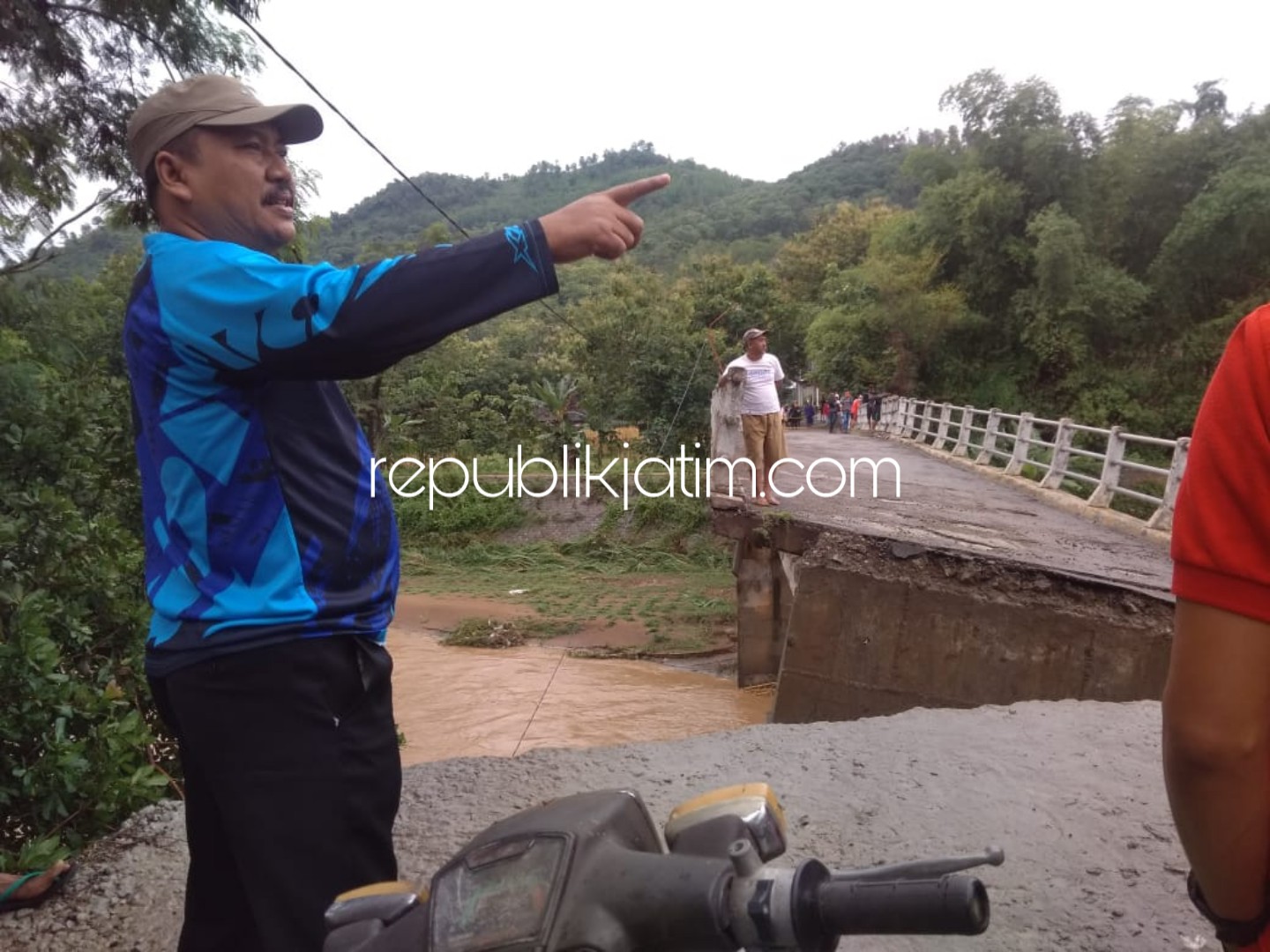 Jembatan Broto Slahung Putus, Warga Terisolir