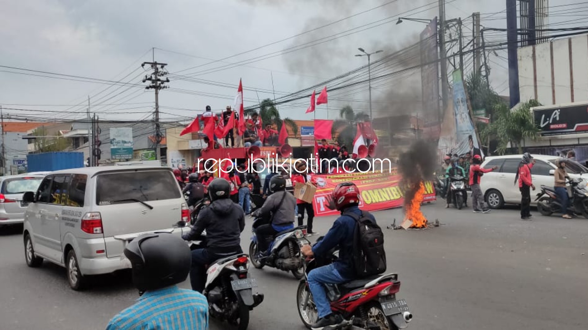 Ribuan Buruh dan Mahasiswa Padati Bundaran Waru Tolak UU Omnibus Law