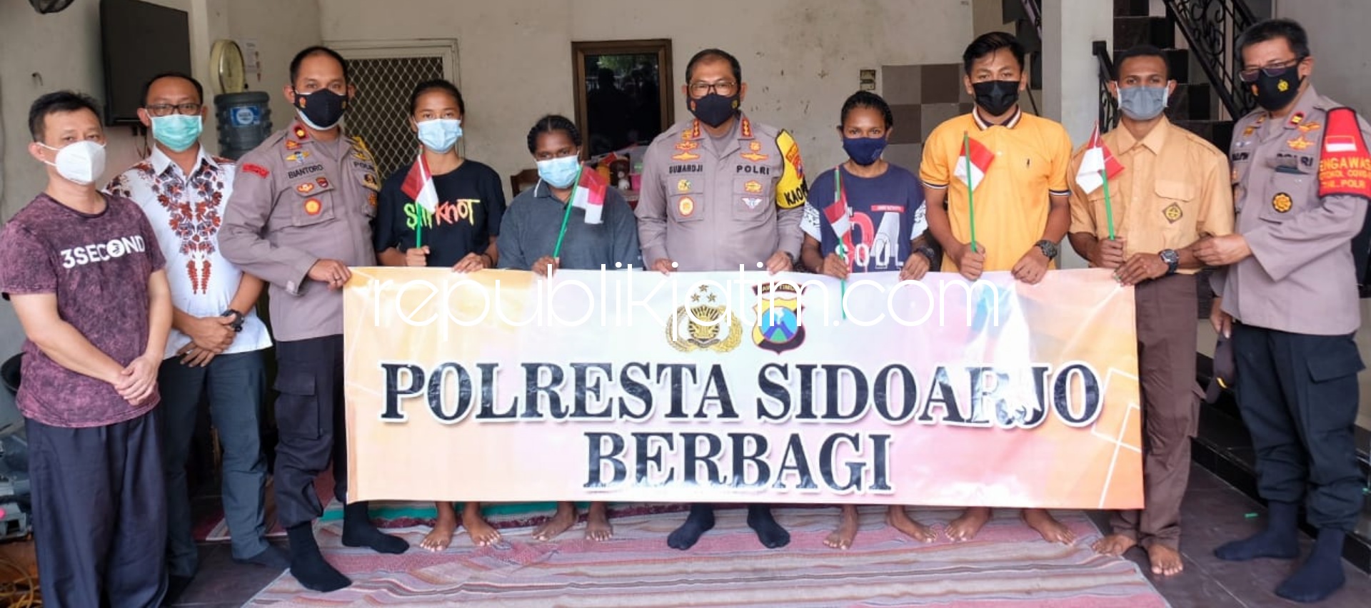 Jumat Berbagi, Kapolresta Sidoarjo Ajak Warga Papua Patuhi Protokol Kesehatan