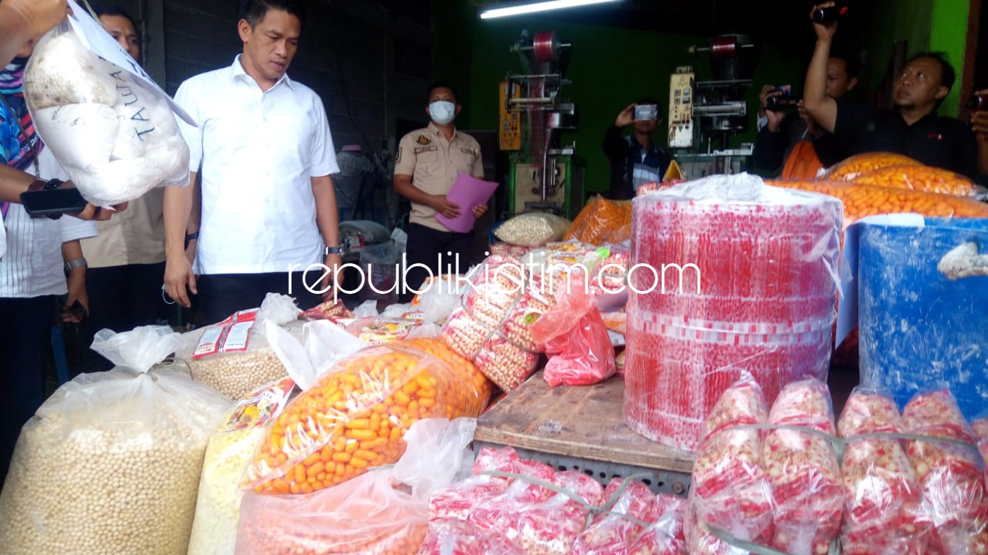 Polda Jatim Grebek Pabrik Makanan Ringan di Taman Sidoarjo