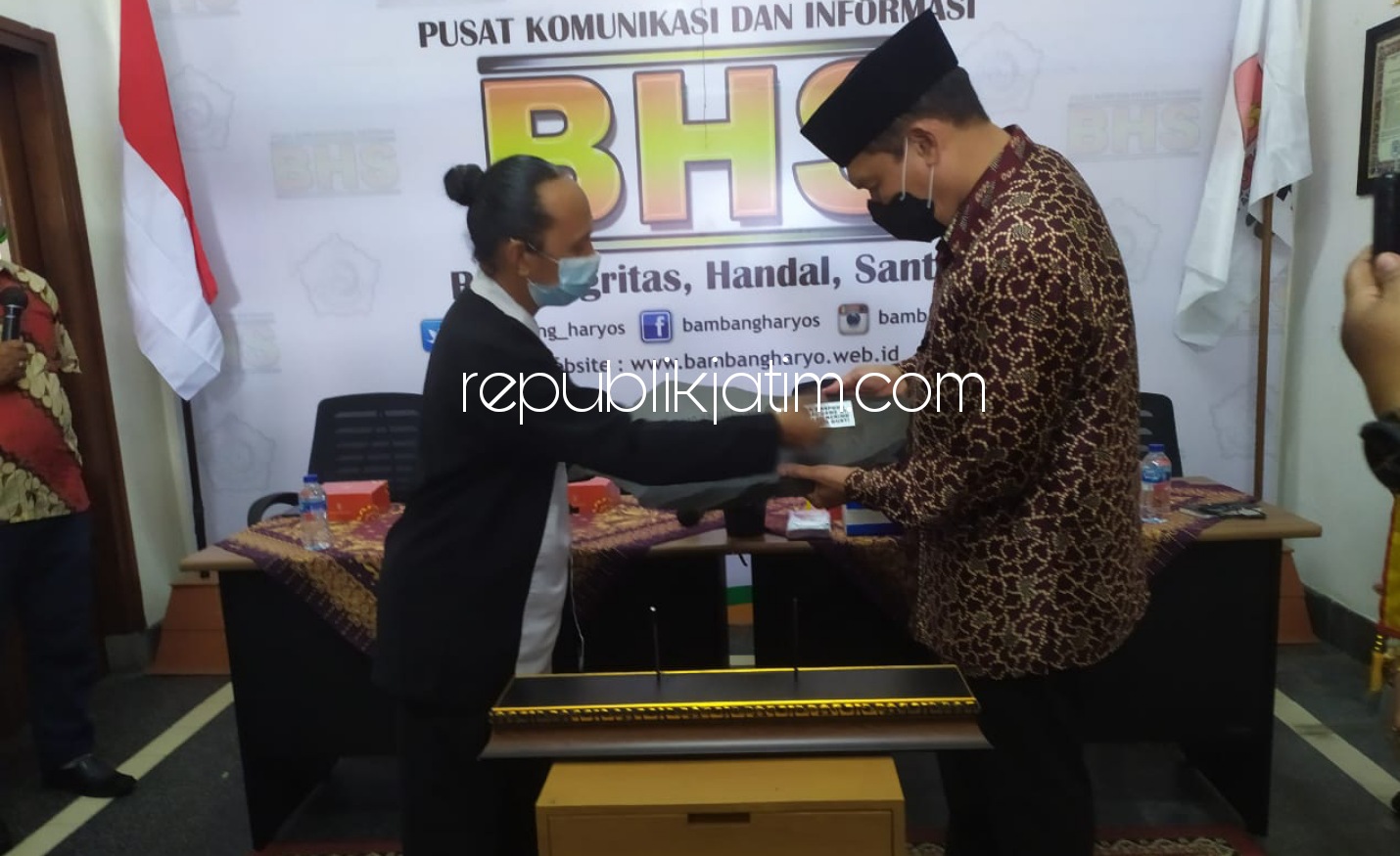 Peduli Kebudayaan dan Kesenian, BHS Terima Penghargaan Prasasti Aksara Jawa