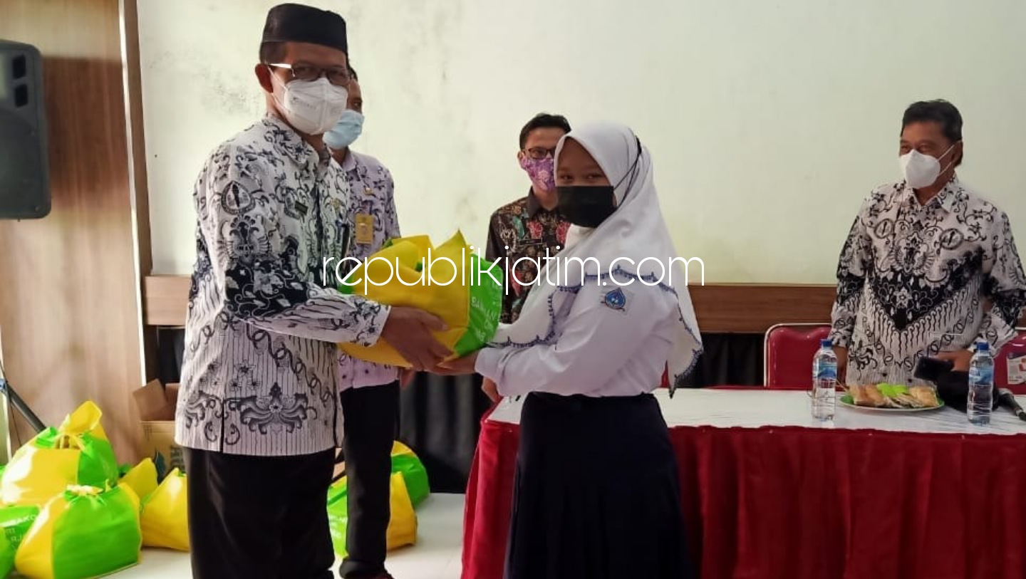 PGRI Sidoarjo Salurkan 467 Paket Sembako untuk Siswa Korban Banjir di Tanggulangin