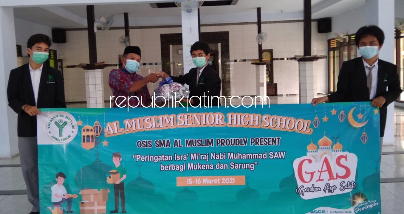 Siswa SMA Al Muslim Isi Peringatan Isra’ Mi’raj dengan Berbagi Sarung dan Mukenah untuk 10 Masjid