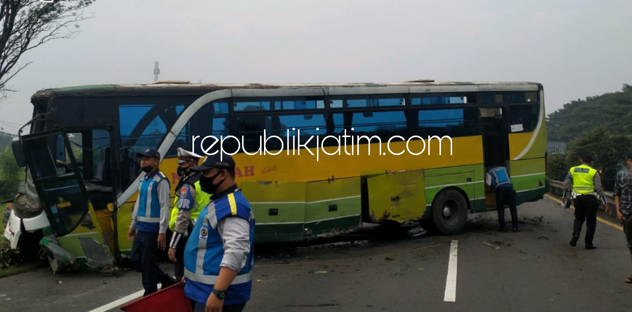 Ban Tak Laik Jalan, Bus PO Anugerah Tabrak Guardrill Tol Gempol - Sidoarjo