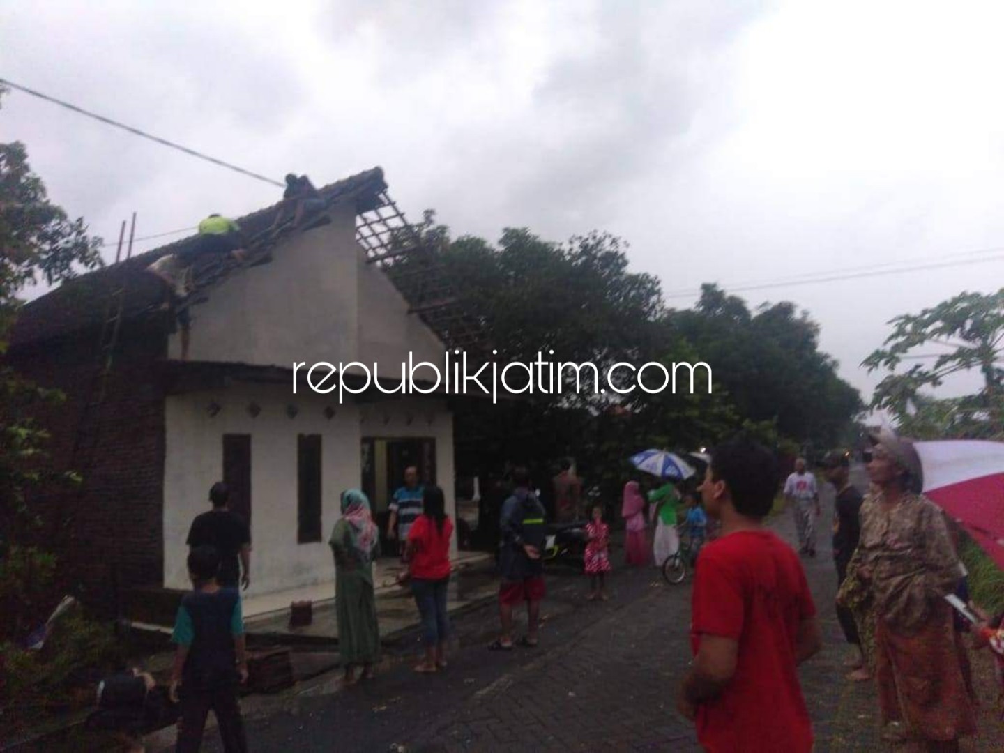 Belasan Rumah Warga Cangkringsari dan Ngaresrejo Diterjang Puting Beliung