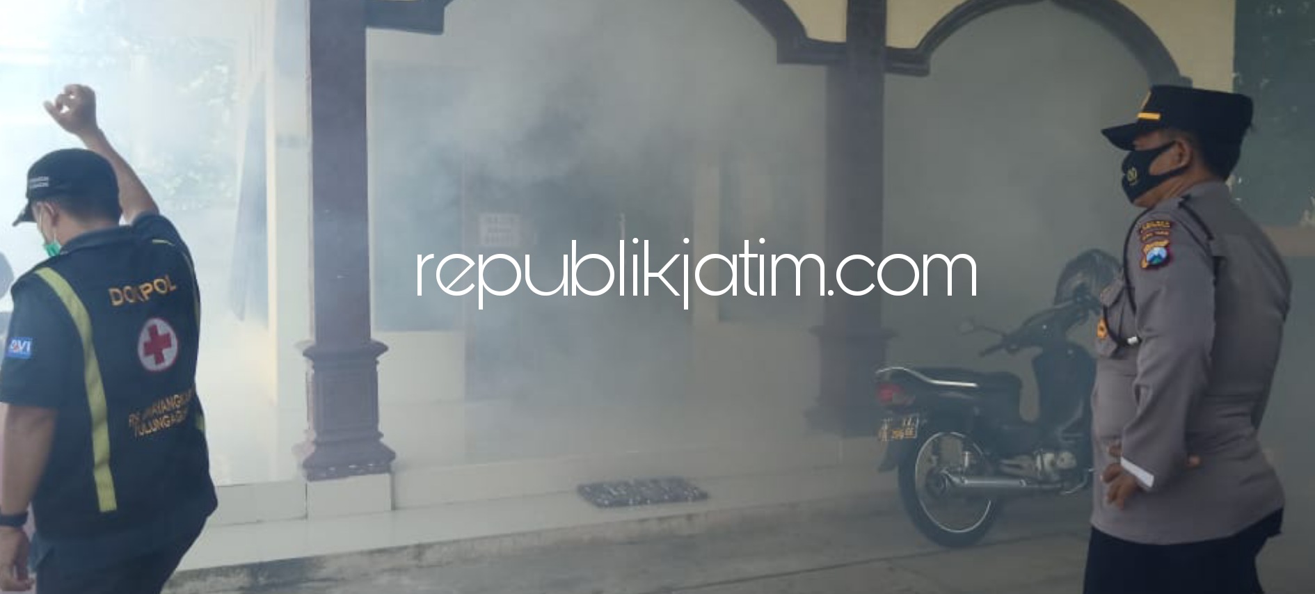 Cegah Serangan DB, RS Bhayangkara Tulungagung Fogging Polsek Slahung