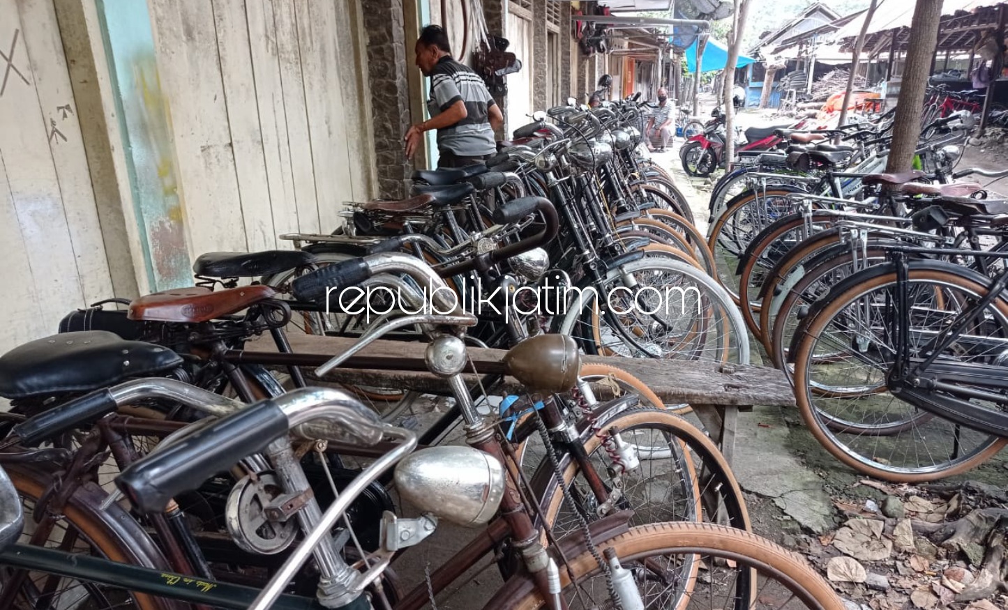 Sejak Pandemi Covid-19, Omzet Pedagang Sepeda Tua di Ponorogo Turun Drastis