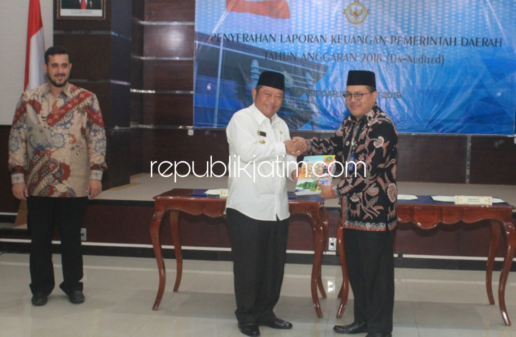 Berharap WTP, Bupati Sidoarjo Serahkan LKPD 2018 ke BPK RI