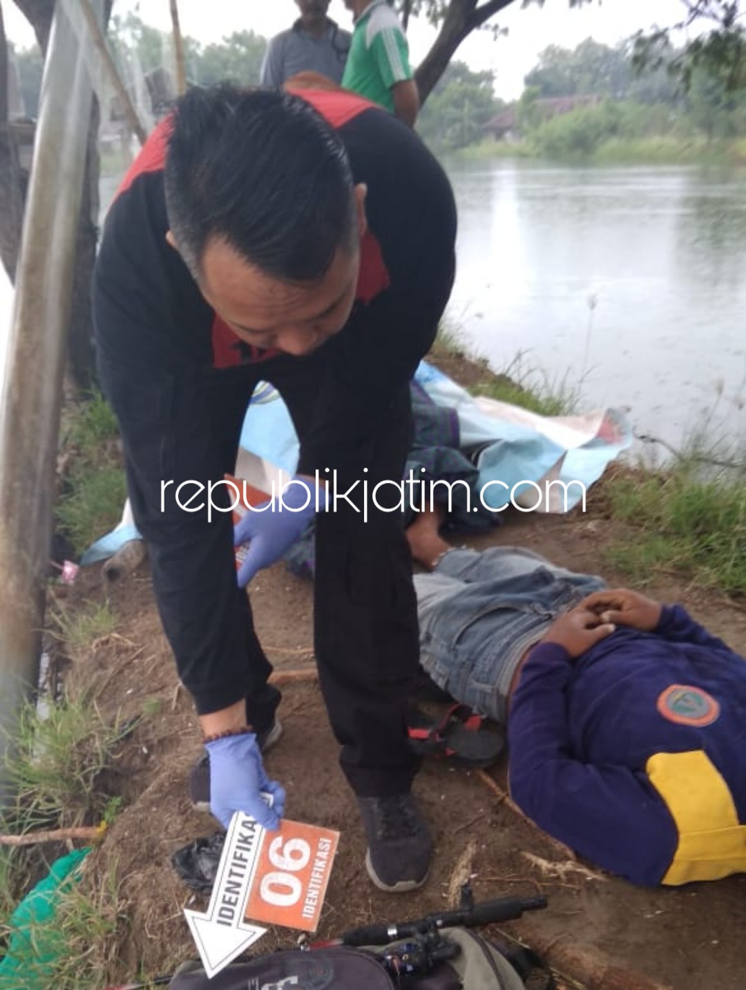 Warga Pasuruan Tewas Tersambar Petir Saat Asyik Mancing di Tambak Tlocor