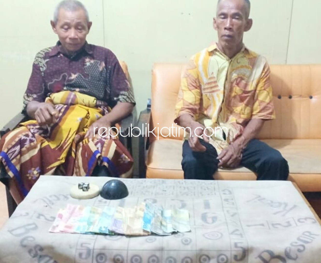 Dua Kakek Bandar Judi Dadu di Pinggiran Ponorogo Diringkus Polisi