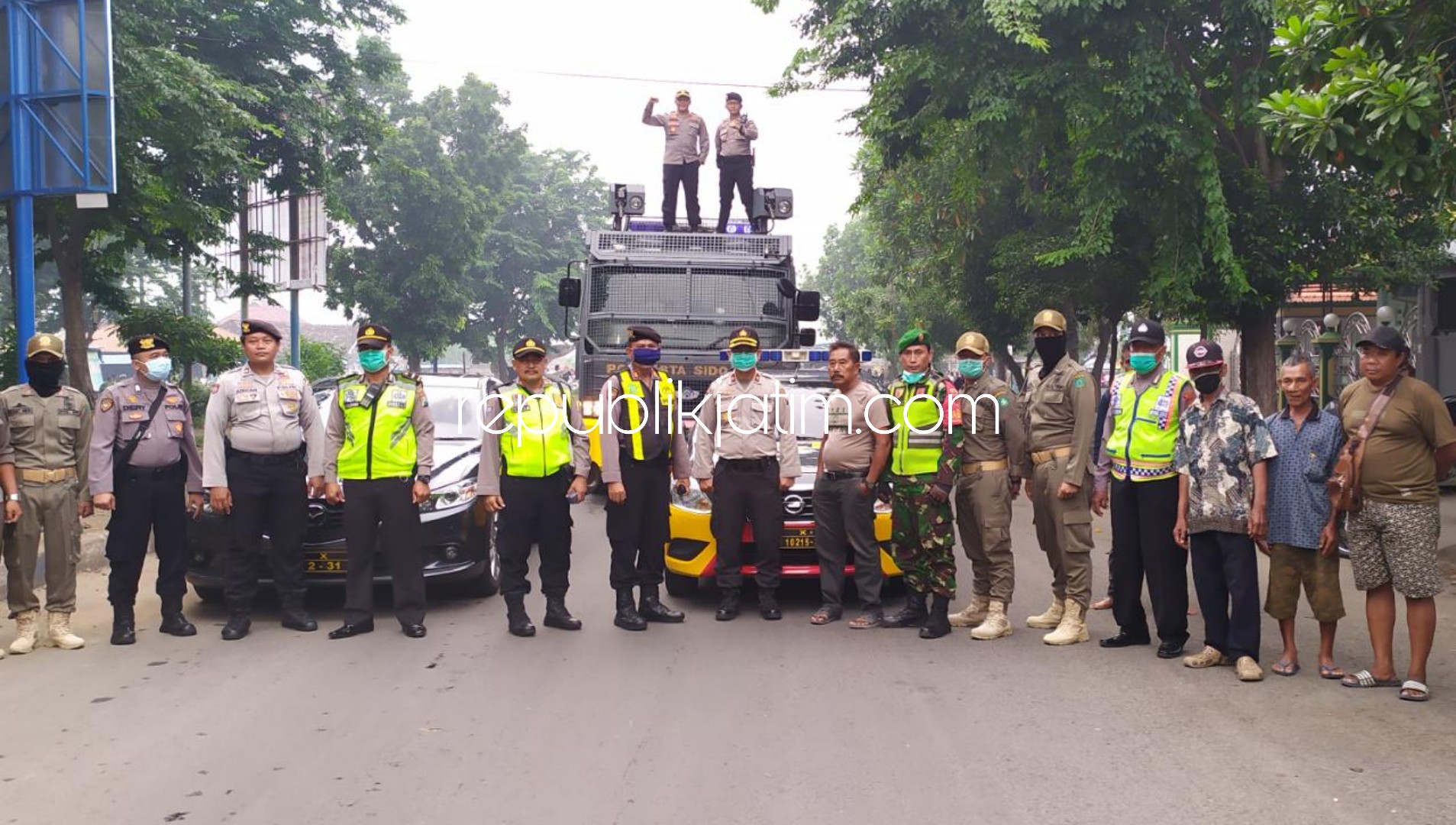 Kawasan TPI, Gading Fajar Hingga Pertigaan Sumokali Terapkan Physical Distancing Steril PKL