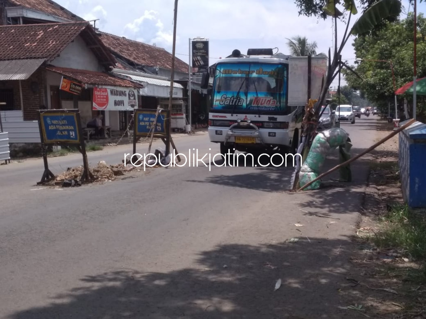 Dua Bulan Jalan Berlubang di Ponorogo Diabaikan, Ditutup Warga Kayu dan Batang Pisang