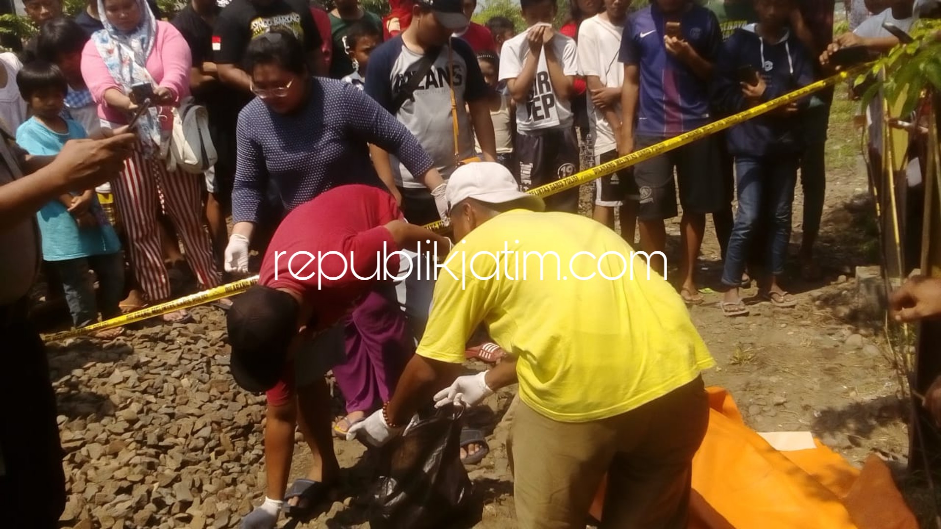 Tak Dengar Diteriaki, Siswi SMK Tewas Tersambar KA Rangga Jati di Krian