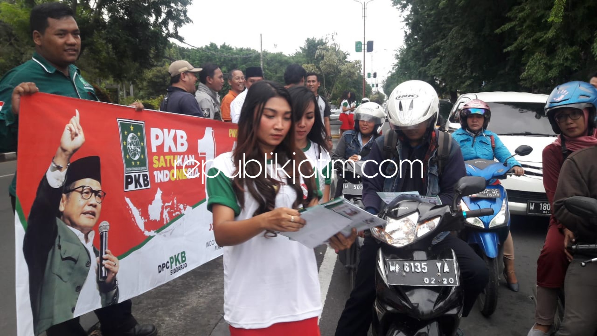 PKB Sidoarjo Aksi Simpatik Bagikan 10.000 Pamflet dan 5.000 PIN Jokowi-Ma’ruf Amin