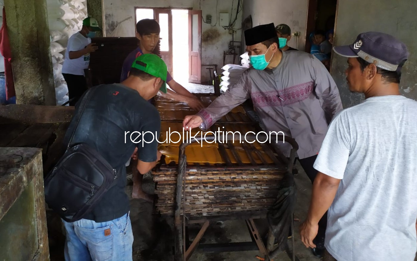 Kunjungi Industri Krupuk Telasih dan Mainan Jiken, BHS Desak Pemerintah Stop Bunga Bank UMKM saat Wabah Corona