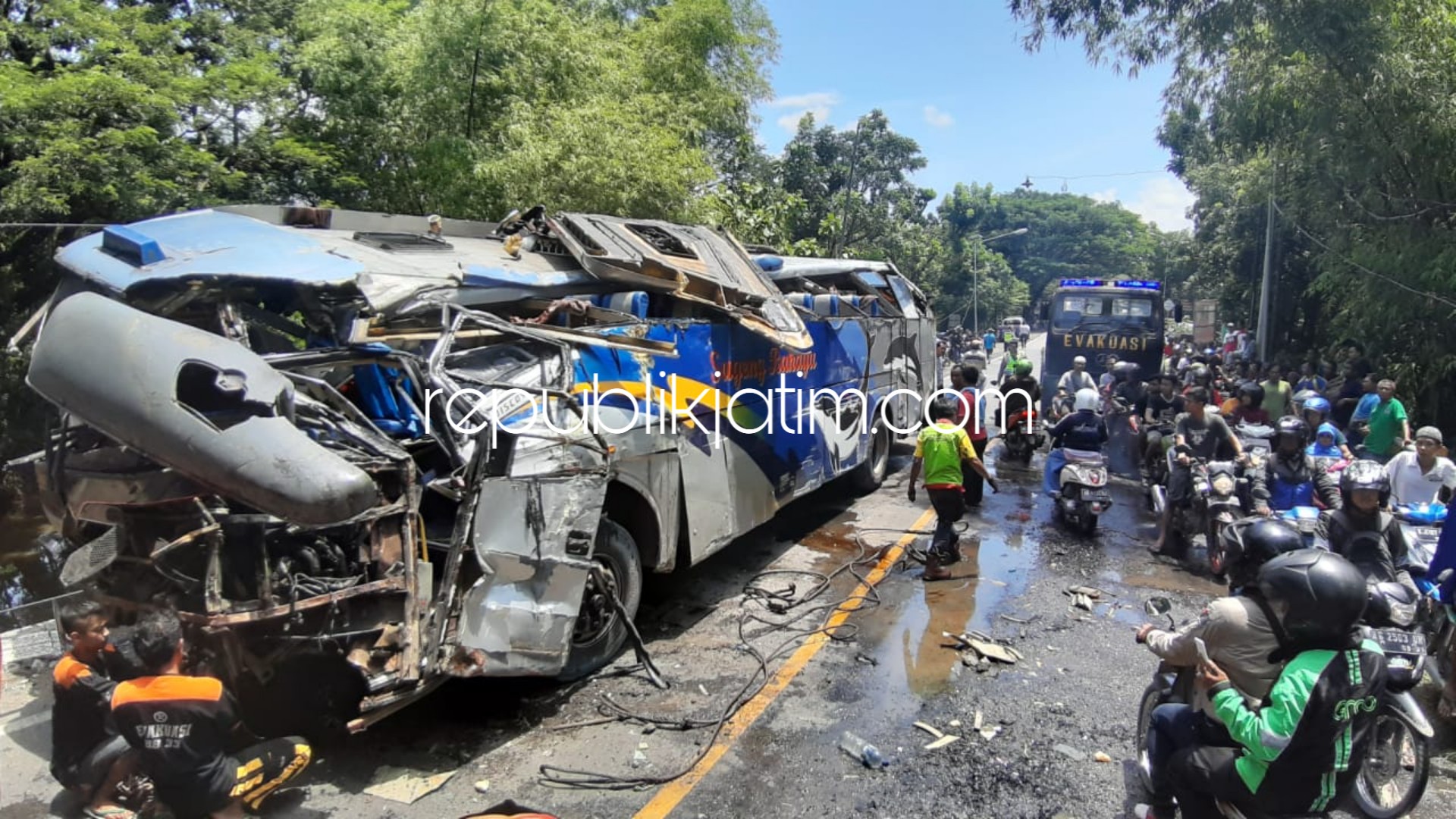 Evakuasi Bus Sugeng Rahayu Makan Waktu Berjam-Jam, Datangkan Crane dari Solo