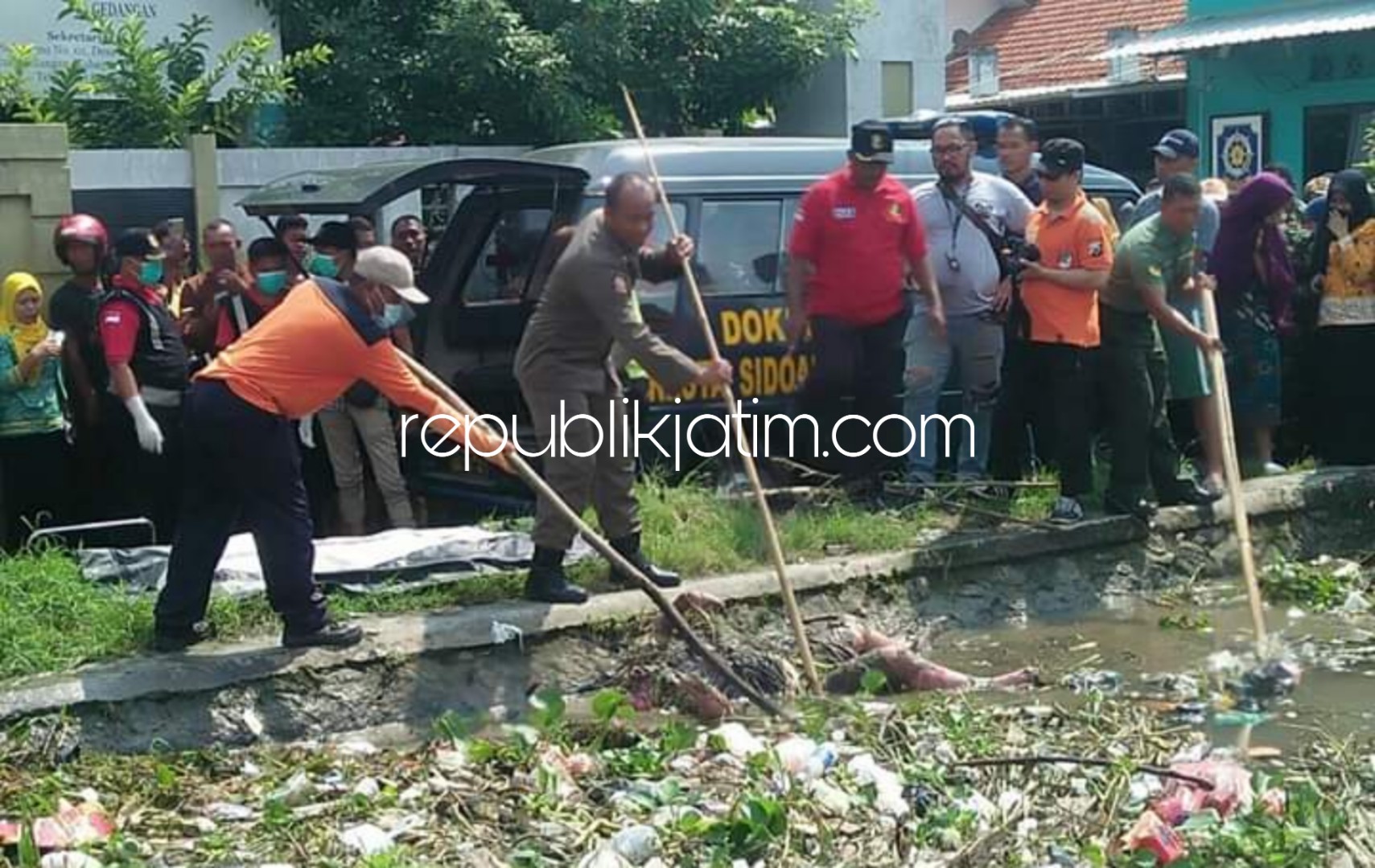 Mayat Misterius Mengapung di Sungai Depan Kantor Kecamatan Gedangan