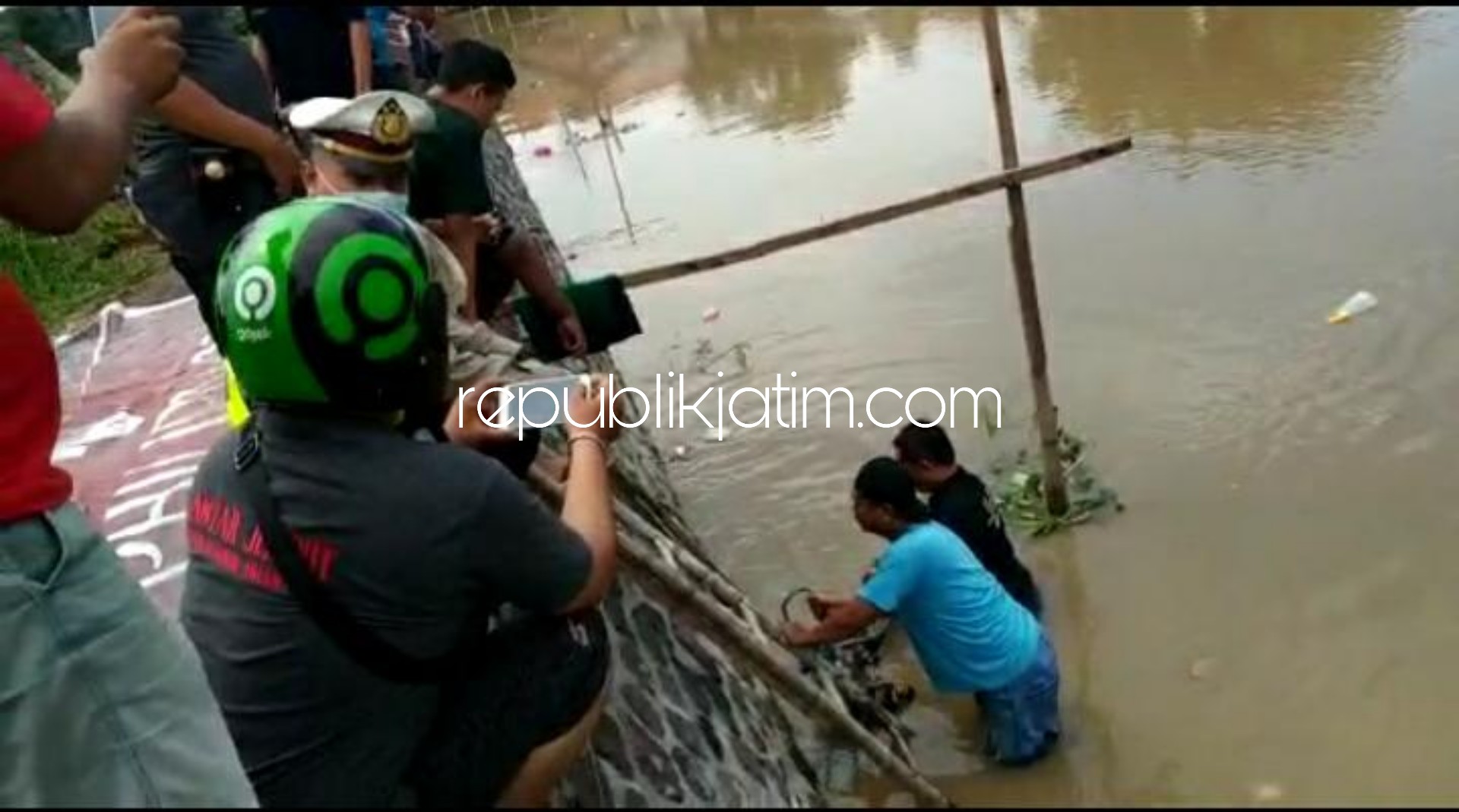 Gempar Mayat Perempuan Misterius Mengapung di Sungai Sidomojo Krian