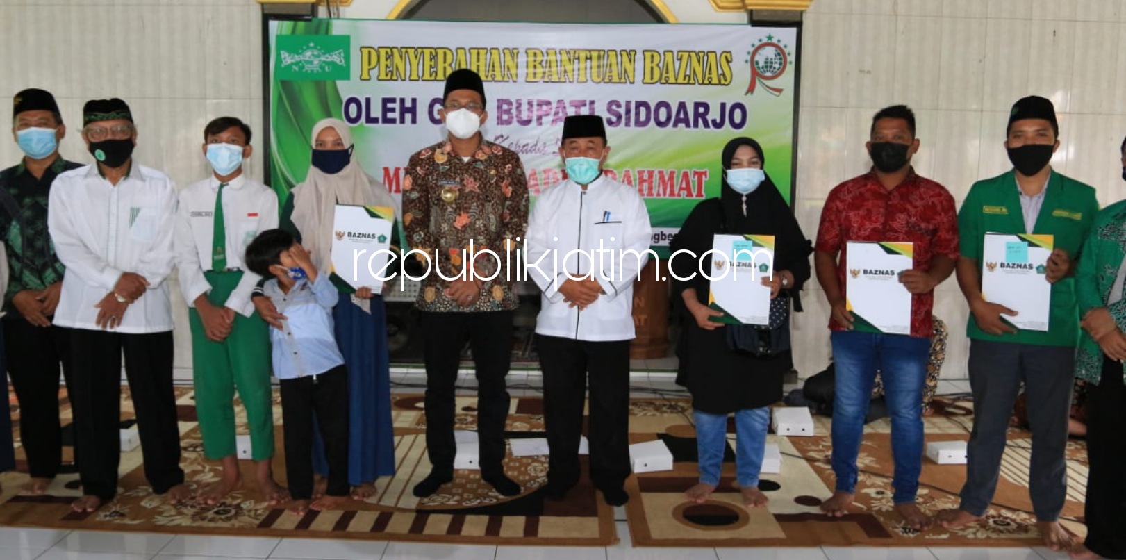 Bupati Sidoarjo Serahkan Bantuan Pendidikan untuk Puluhan Siswa MI dan SMP Raden Rahmad Balongbendo