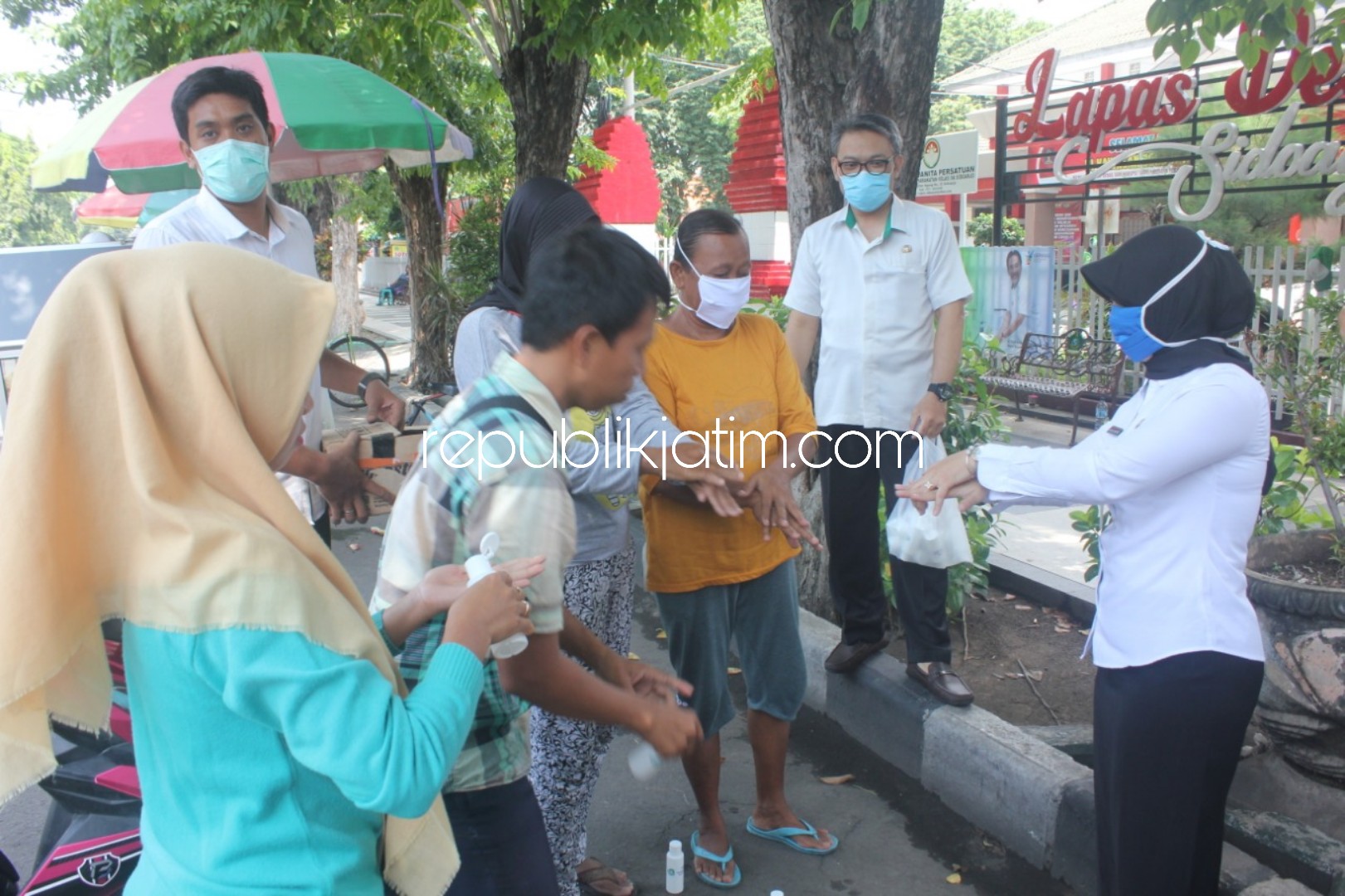 Forum CSR Sidoarjo dan Gugus Tugas Penanganan Covid 19 Sidoarjo Bagikan Ribuan Hand Sanitizer