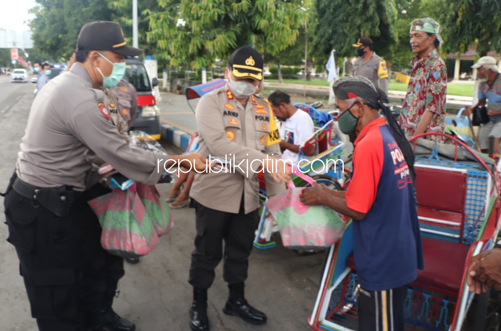 Kapolres Ponorogo Bagi-Bagi Sembako dan Masker Untuk Penarik Becak