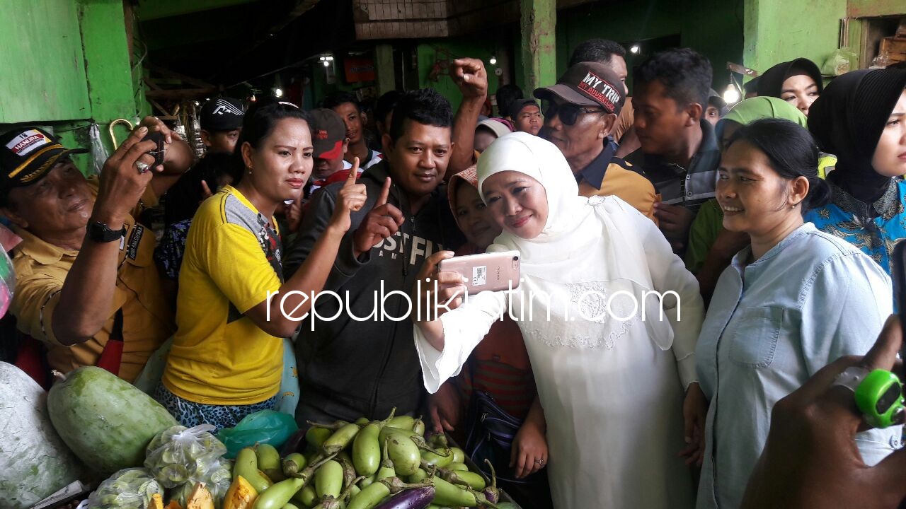 Blusukan Pasar Wadungasri, Khofifah Disambati Pedagang Soal Banjir