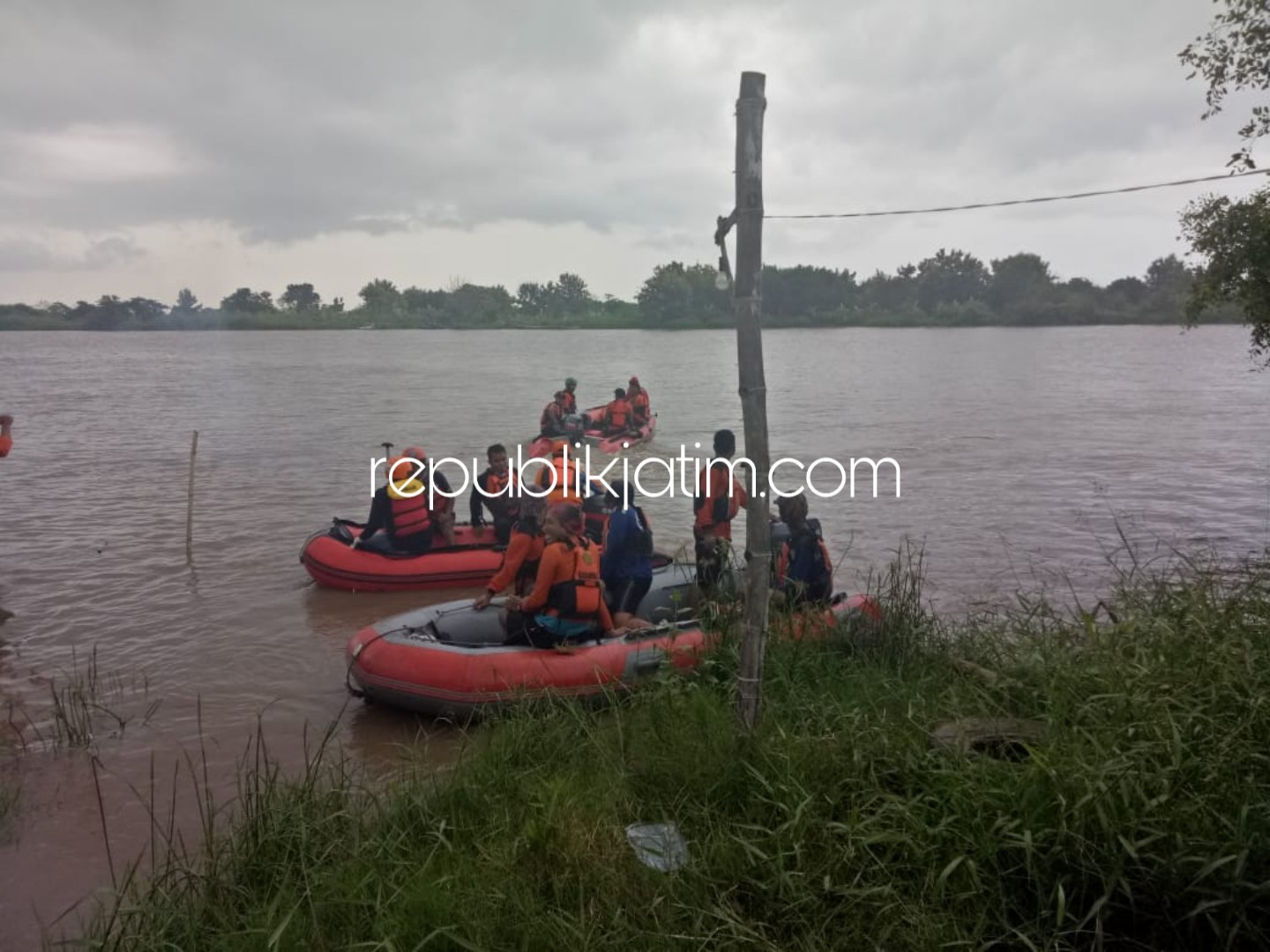 Pekerja Proyek Terjatuh di Jembatan Pungging Sempat Mengapung di Jabon Sidoarjo