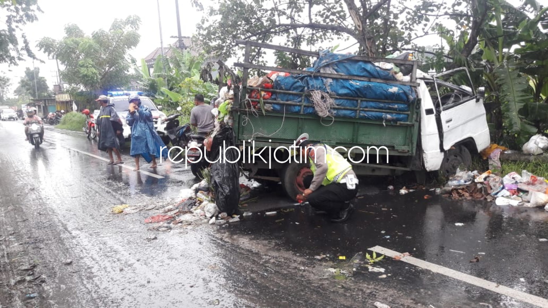 Hindari Motor, Pikup Pengangkut Sampah Tabrak Pohon Seorang Penumpang Tewas