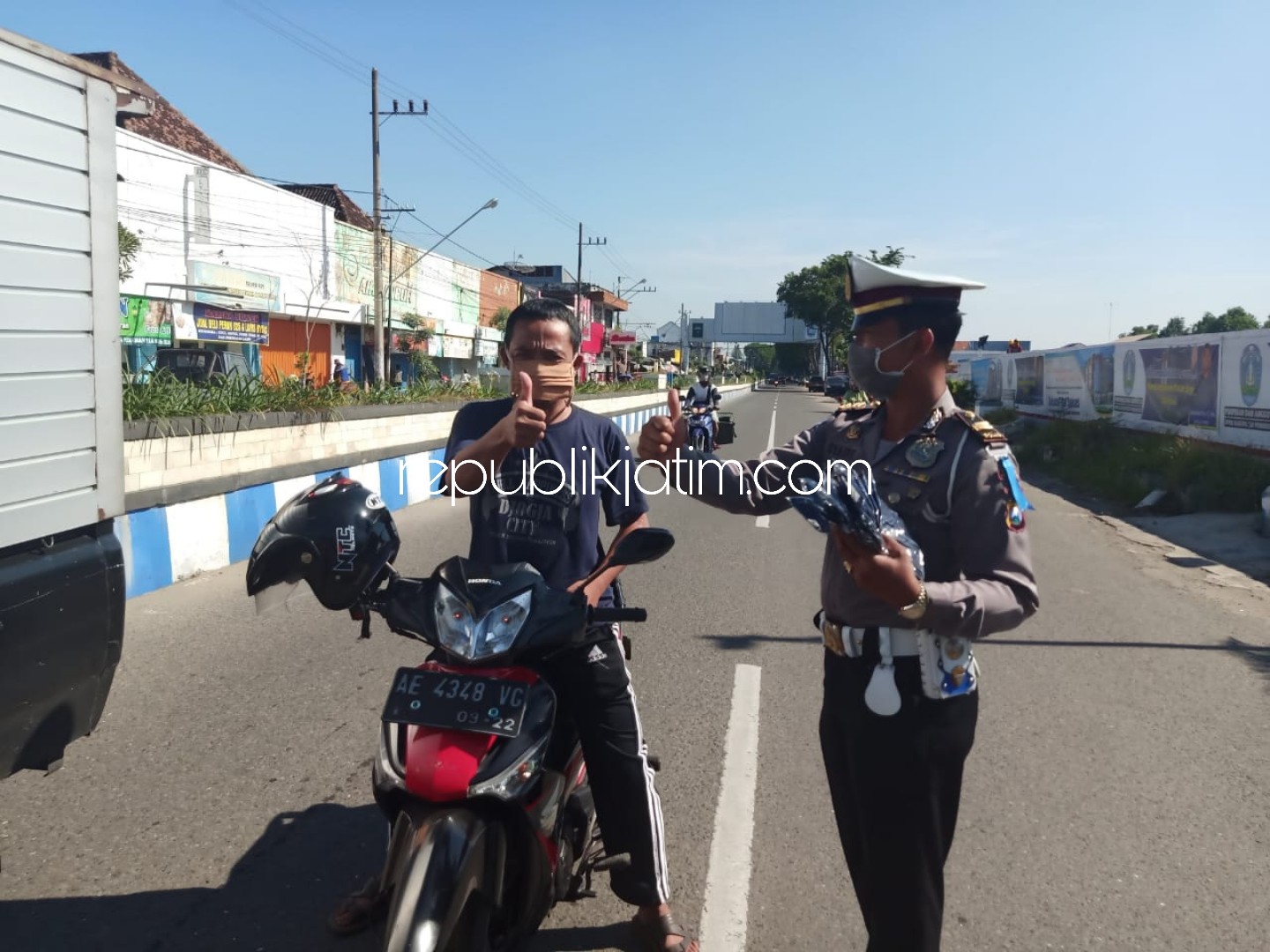 Operasi Keselamatan Semeru 2020, Satuan Lantas Polres Ponorogo Bagi 1.000 Masker