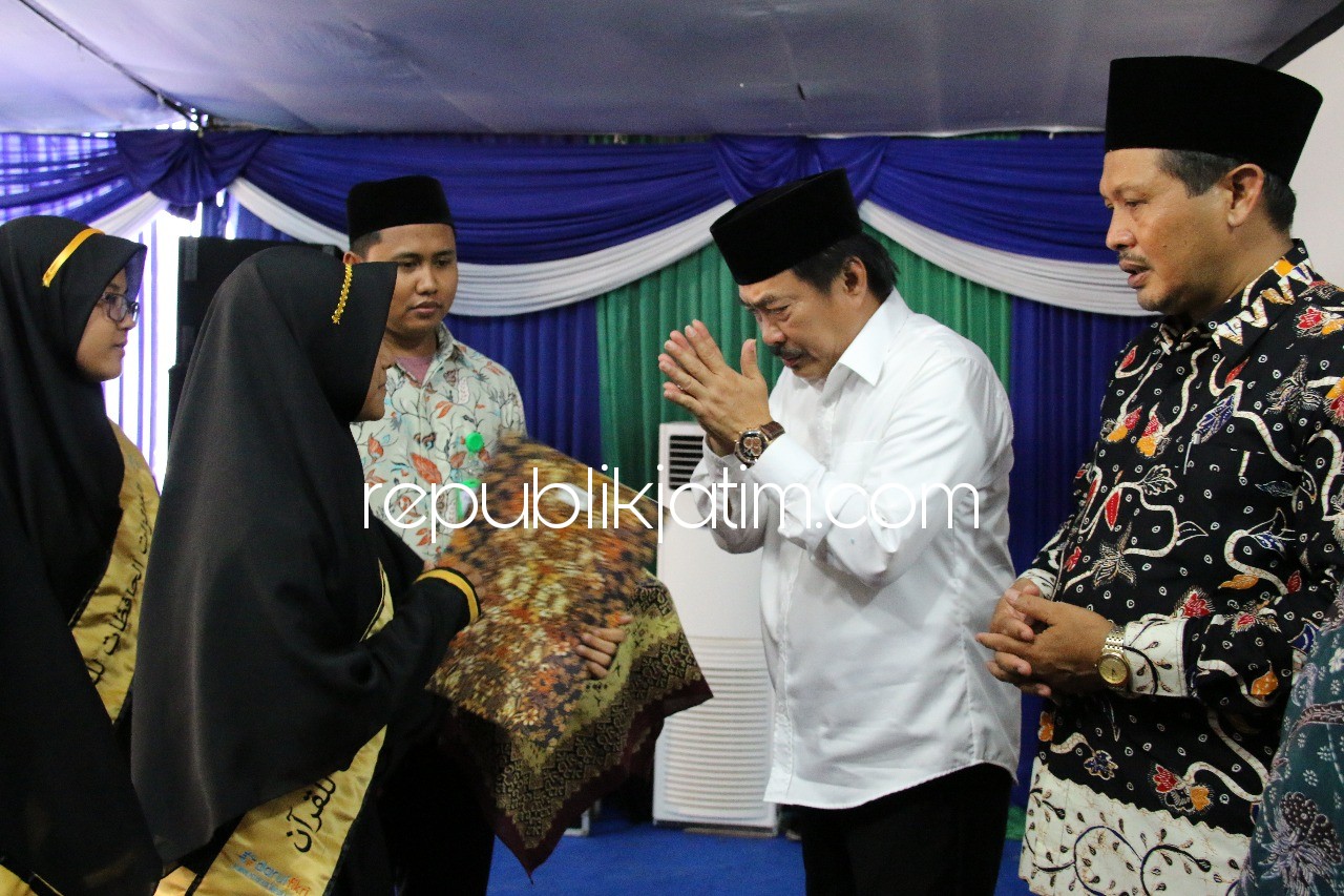 Wabup Menangis Terharu Saksikan 31 Santri PPTQ Hafal Al Quran 30 Juz