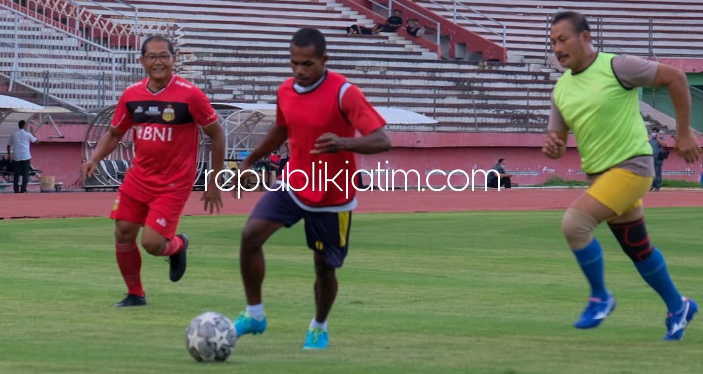 Jalin Keakraban, Kapolresta Sidoarjo Aduh Gocek dengan Para Pelajar Papua di Stadion Gelora Delta