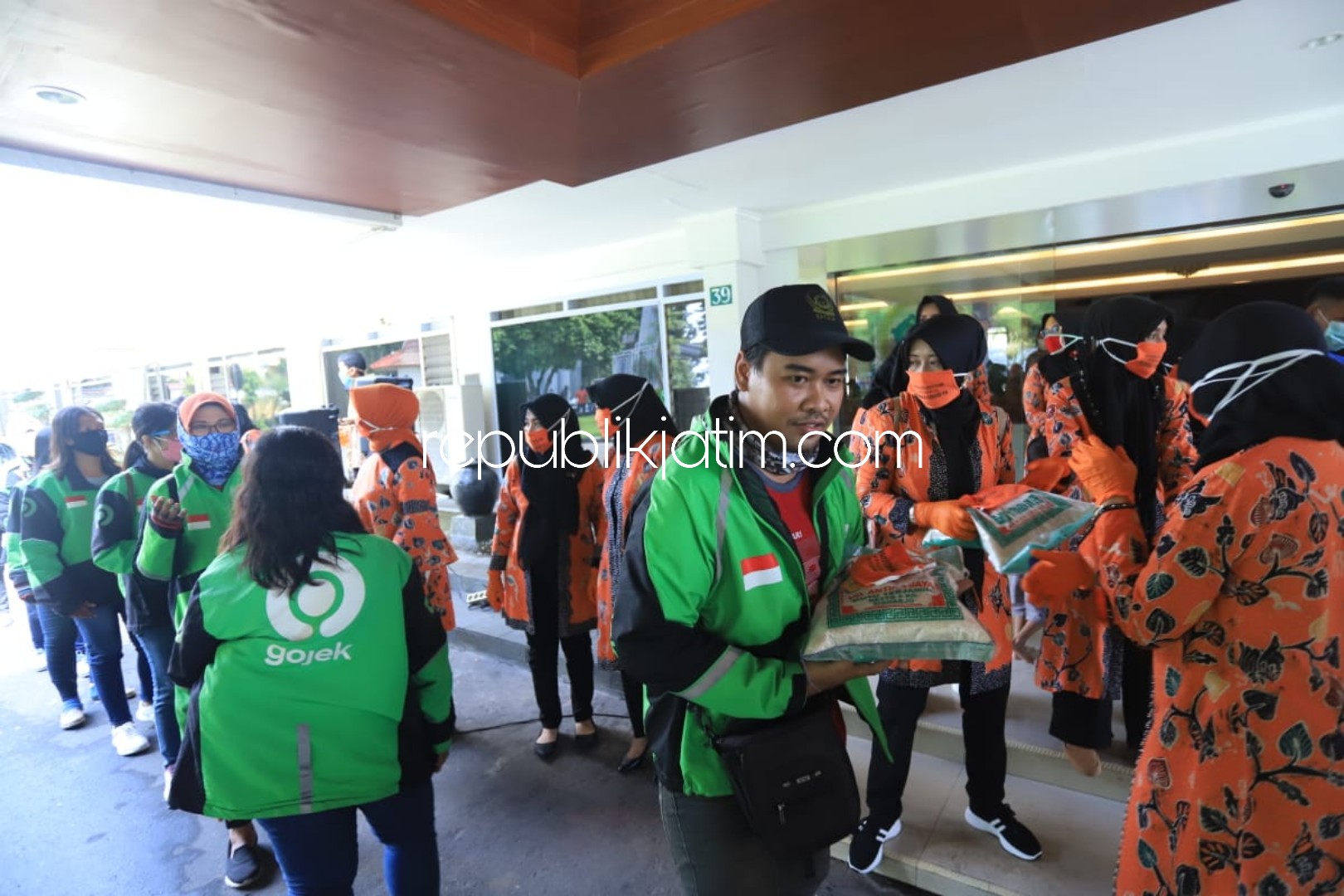 Istri Dewan Sidoarjo Bagikan 300 Paket Beras dan Masker untuk Ratusan Ojol