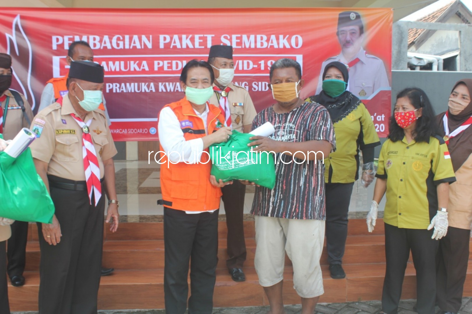 Berikan Bantuan Sembako, Pramuka Sidoarjo Peduli Warga Terdampak Covid-19