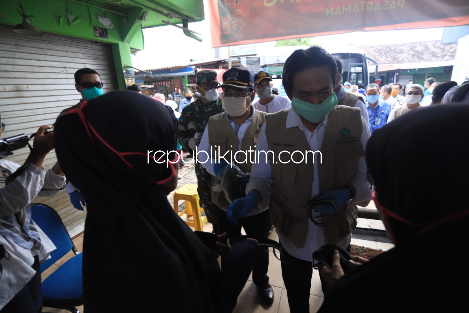 Pembagian Masker ke Pengunjung Pasar Awali Penggunaan Masker Diperketat