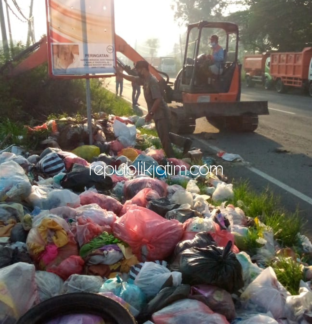 Tumpukan Sampah Membusuk dan Menggunung di JL Raya Kemangsen Balongbendo Dikeruk dan Diangkut Truk Sampah