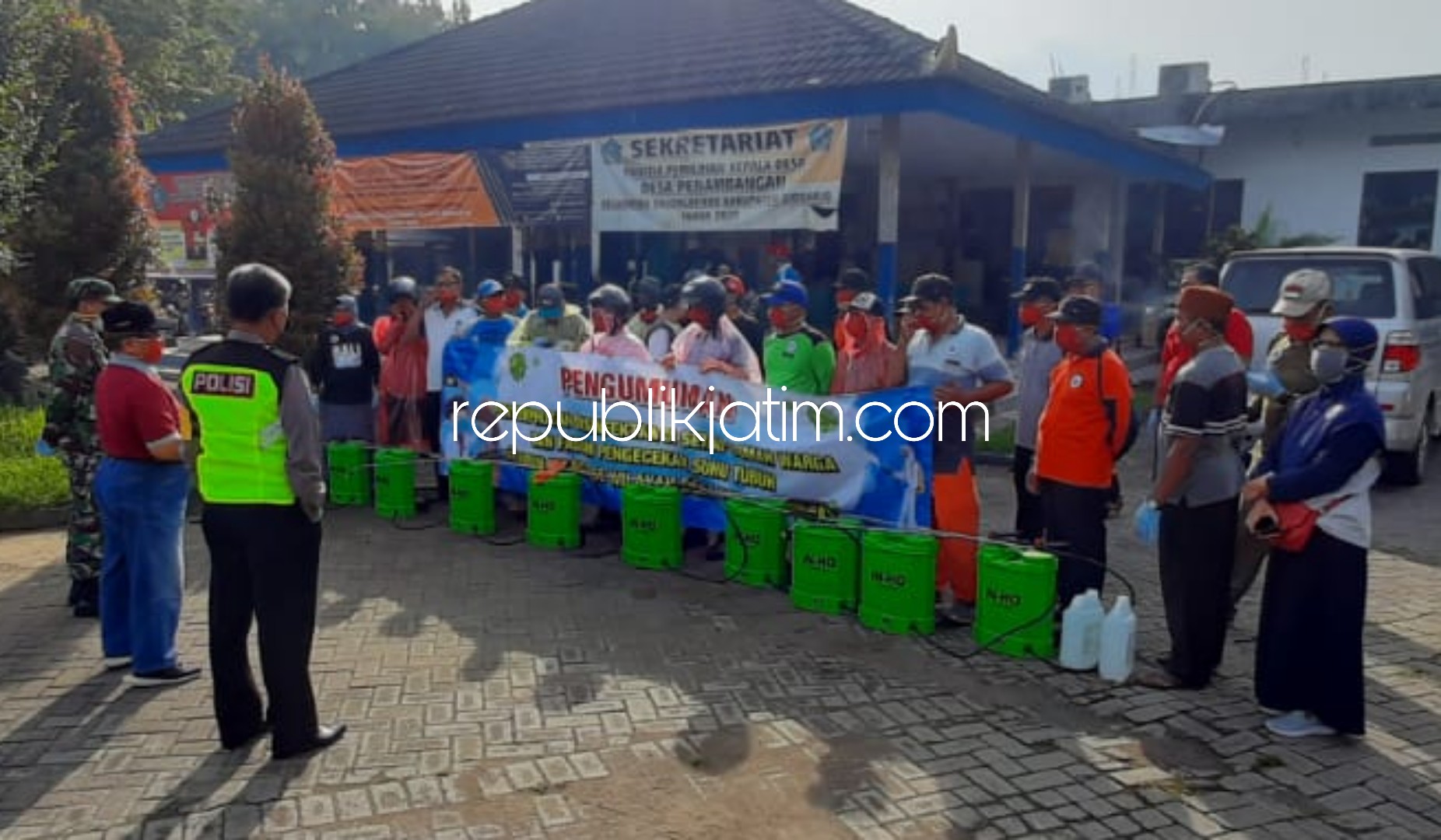 Satgas Covid-19 Penambangan Semprot Disinfektan Sekaligus Cek Suhu Tubuh Warga