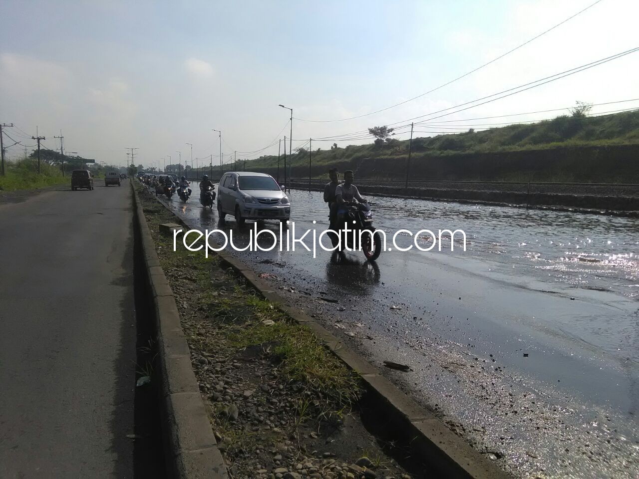 Tak Ada Hujan, Jalan Raya Porong Terendam Air Setinggi 30 Sentimeter