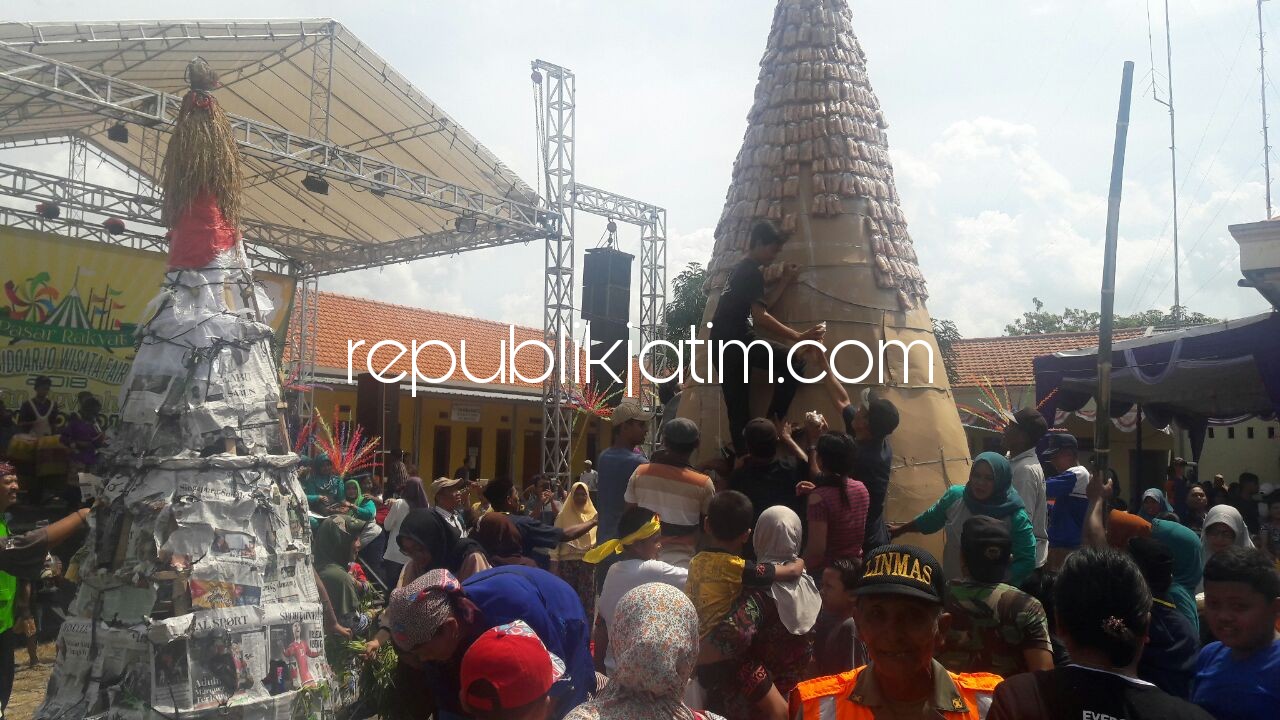 Ribuan Warga Rebutan Tumpeng Raksasa Rogodi Setinggi 5 Meter