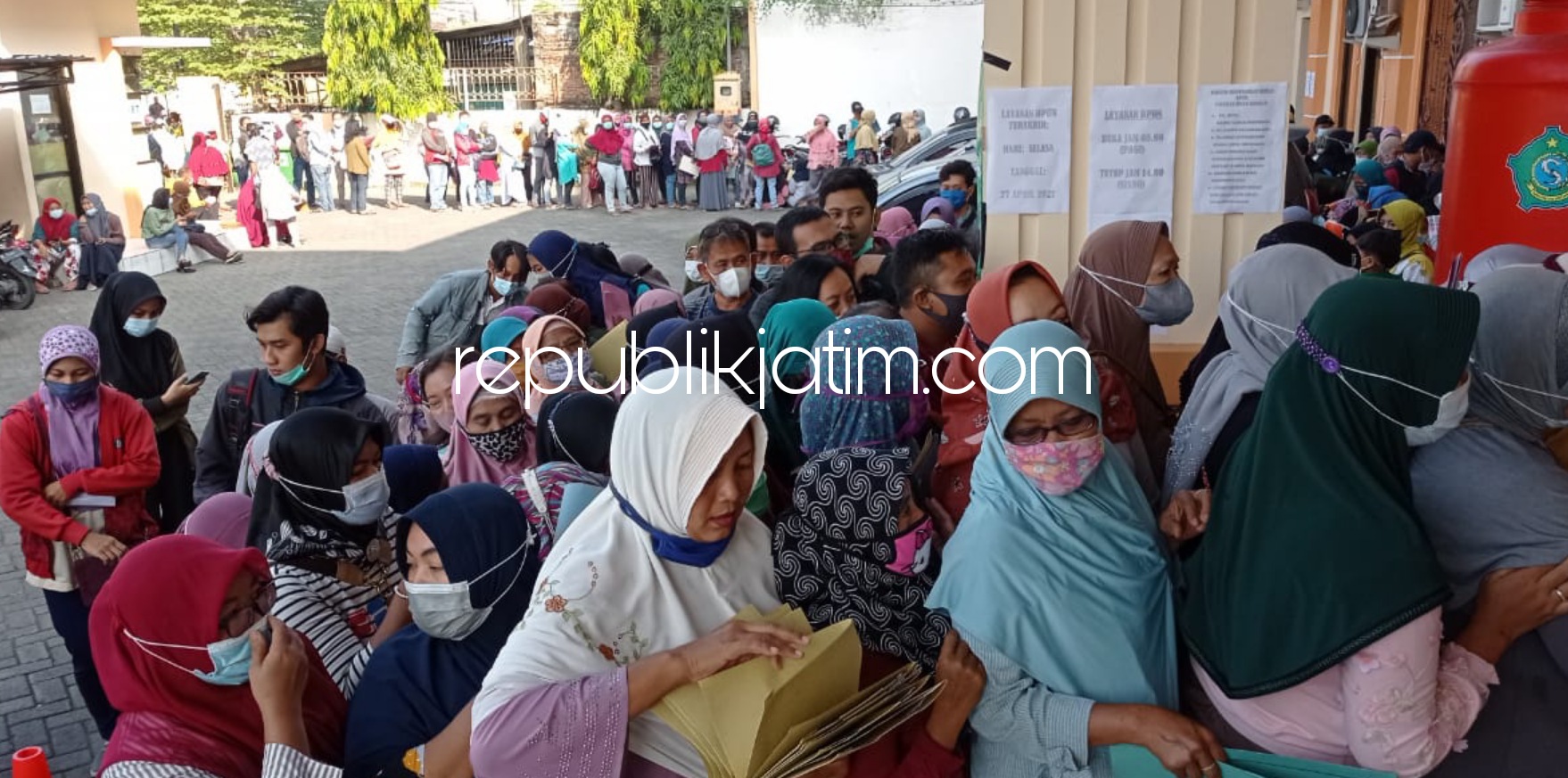 Antrean Panjang Pendaftar Bantuan UMKM Berjubel di Depan Kantor Dinas Koperasi dan Usaha Mikro Sidoarjo Hingga Jalan Raya