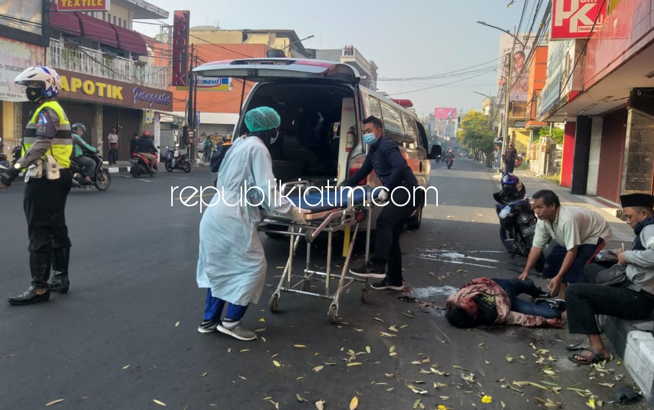 Pengendara Motor Asal Probolinggo Tabrak Pohon Melengkung di Kawasan Pertokoan Sidoarjo Dilarikan Rumah Sakit